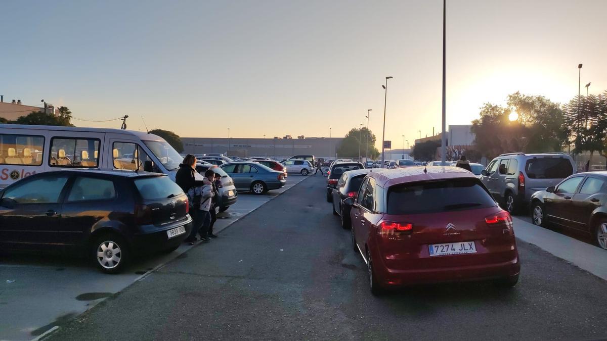 Colas a primera hora de la mañana de este lunes en Almassora para someterse a pruebas PCR.