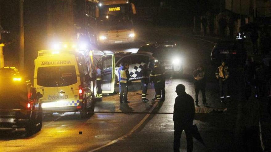 Una ambulancia acude al trágico atropello del pasado invierno, con dos fallecidas, en Meira. // S. Álvarez