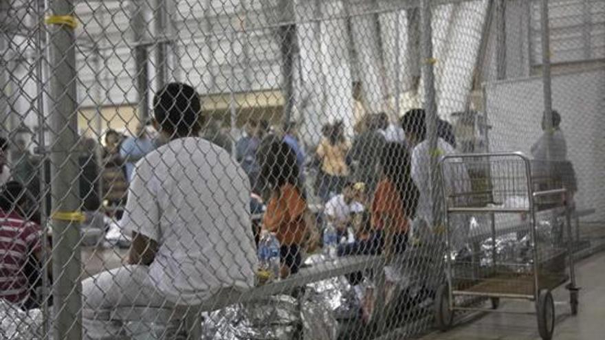 Menors immigrants, tancats en gàbies a les fronteres dels Estats Units