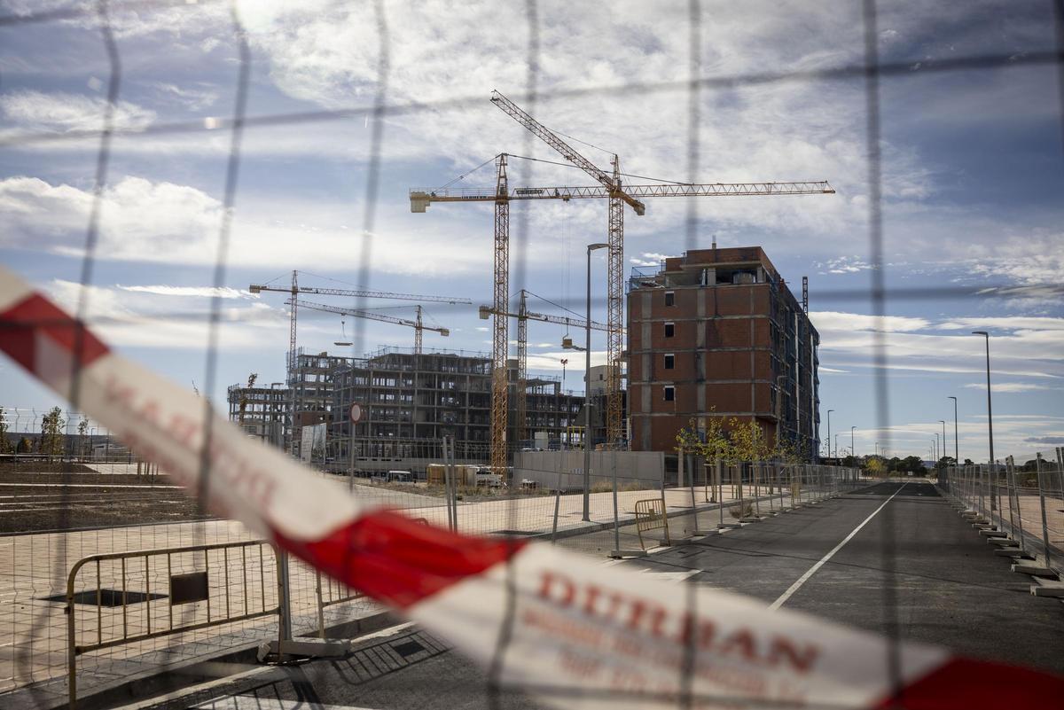 Obras de urbanización de Arcosur, paralelas a la construcción de promociones de viviendas al noroeste del barrio.