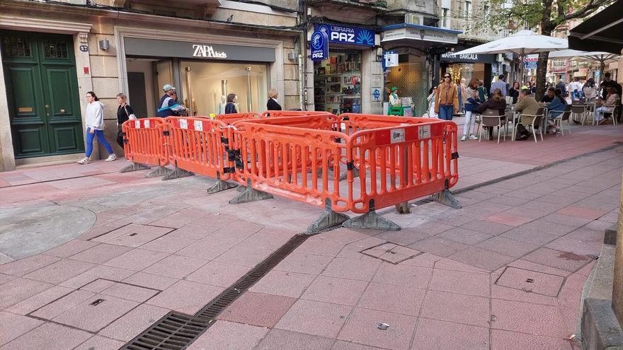 Instalados los bolardos para impedir el tráfico entre Peregrina y Glorieta de Compostela