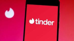 Un hombre crea un perfil en Tinder a su chica, y esta acaba teniendo mucho éxito