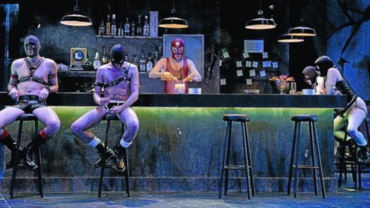 Una escena de la obra, situada en un bar de contactos llamado La Llum, lleno de personajes tristes y solitarios.