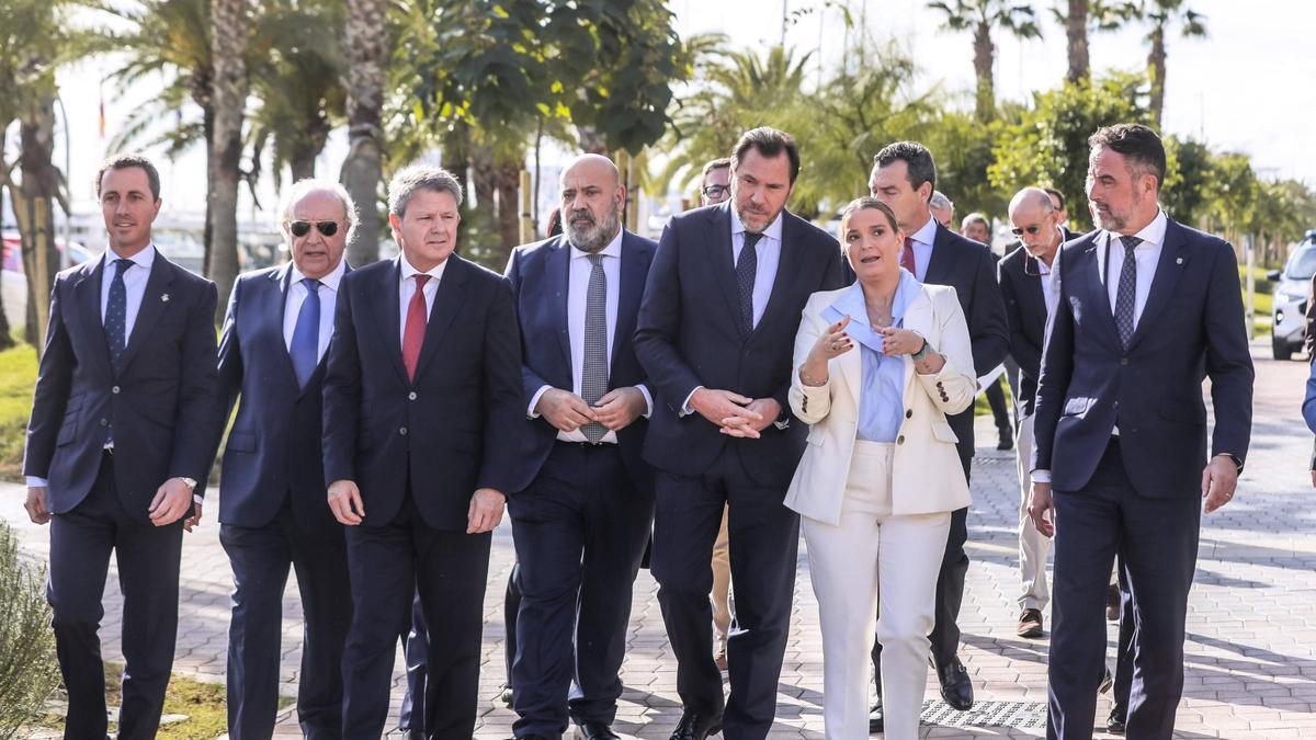 El alcalde de Palma, Jaime Martínez, ha recorrido el nuevo Paseo Marítimo con el ministro Óscar Puente, la presidenta Prohens y el resto de autoridades