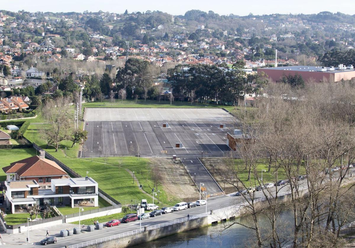 Vista aérea del aparcamiento sobre el pozo de tormentas de Hermanos Castro. | Marcos León