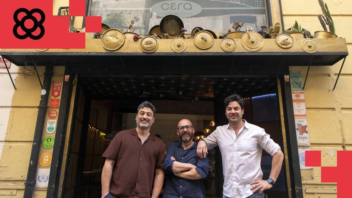 Rubén Bermúdez, Guillermo Dosil y Carlos García, dueños de Cera 23, en la entrada del restaurante.