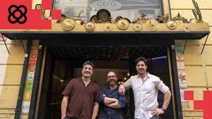 Rubén Bermúdez, Guillermo Dosil y Carlos García, dueños de Cera 23, en la entrada del restaurante.