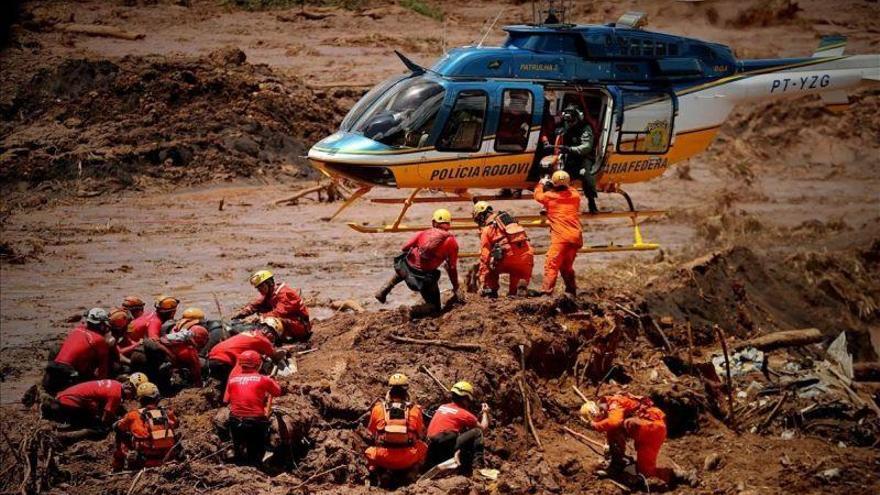 Aumenta a 142 los muertos por la rotura de una presa minera en Brasil