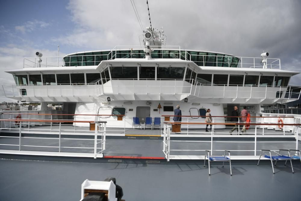 El barco de exploración MS Fram, buque insignia de la compañía noruega Hurtigruten, ha realizado una parada en A Coruña, el primer puerto de España en el que recala en su recorrido a la Antártida.