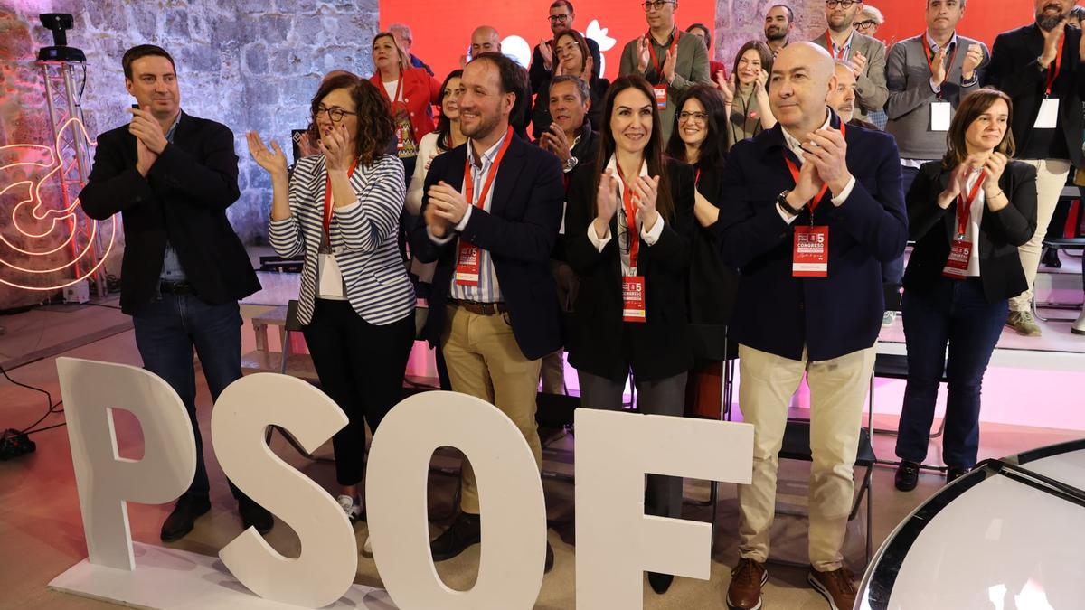 En primer plano y de izquierda a derecha: Alejandro Luengo, Trini Amorós, Quico Fenollar, Bárbara Soler y Alejandro Soler.