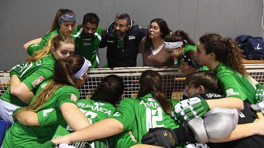 Las jugadoras del Liceo hacen piña antes del inicio del partido contra el Girona de la semana pasada.