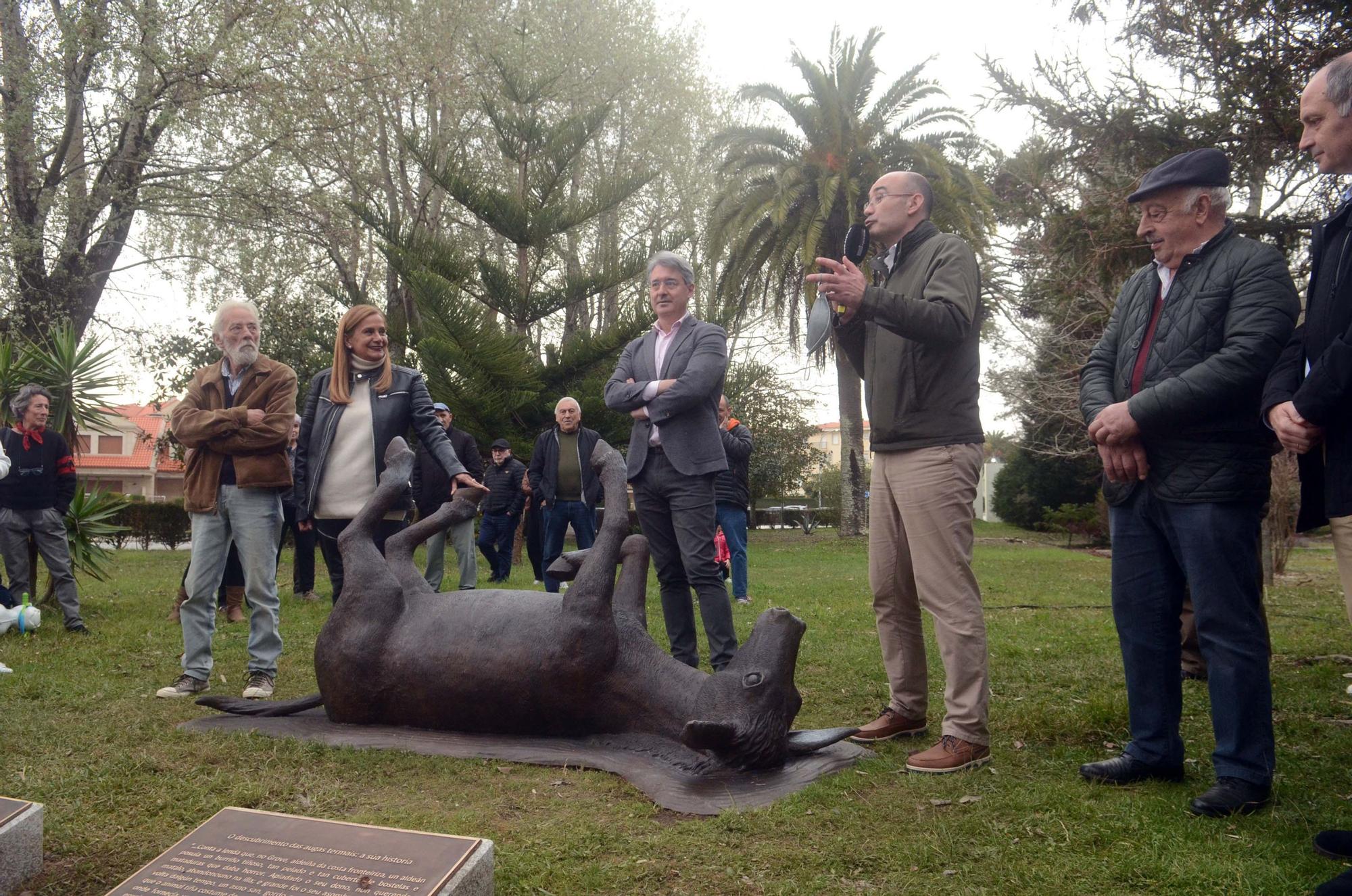 Así fue la inauguración de la escultura que recuerda al burro que descubrió las aguas termales de A Toxa.