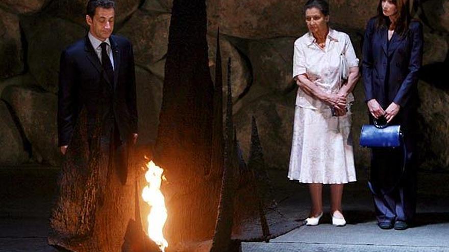 Sarkozy reaviva la &quot;Llama Eterna&quot; en presencia de Carla Bruni y la superviviente del holocausto, Simone Weil.