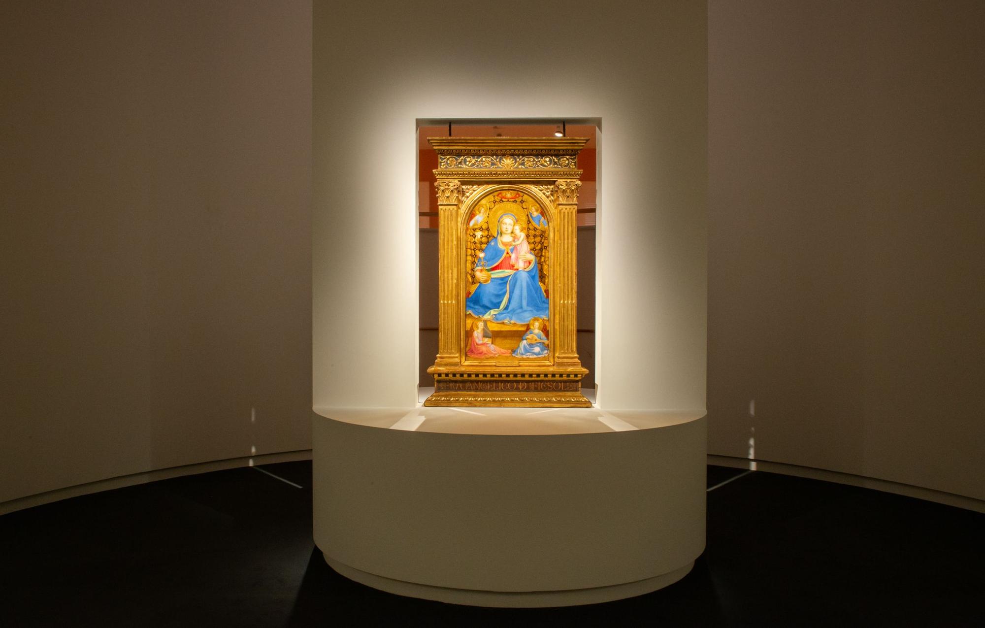 La obra de Fra Angelico restaurada, en la instalación que la exhibirá en el Thyssen hasta diciembre de 2023.