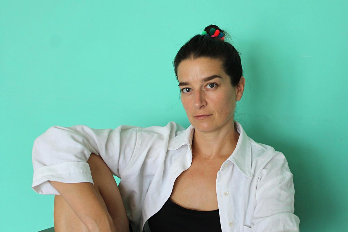 Bea Lema, directora, bordadora e ilustradora de "El cuerpo de Cristo" en su versión cine.