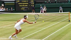 Garbiñe Muguruza conecta una derecha durante la final de Wimbledon contra Venus Williams.