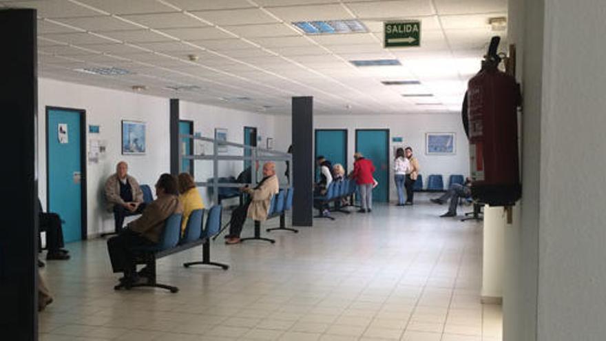 Pacientes esperan su turno en el centro de salud de Miraflores.