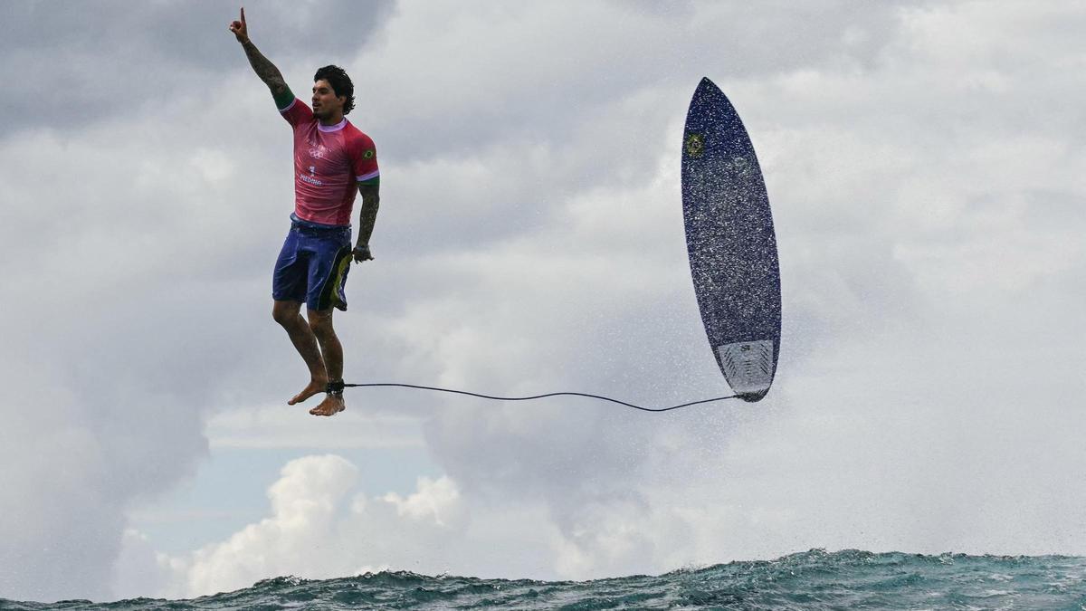 El brasileño Gabriel Medina durante la quinta serie de la tercera ronda de surf masculino durante los Juegos Olímpicos de París 2024 que se celebran en la isla polinesia francesa de Tahití,