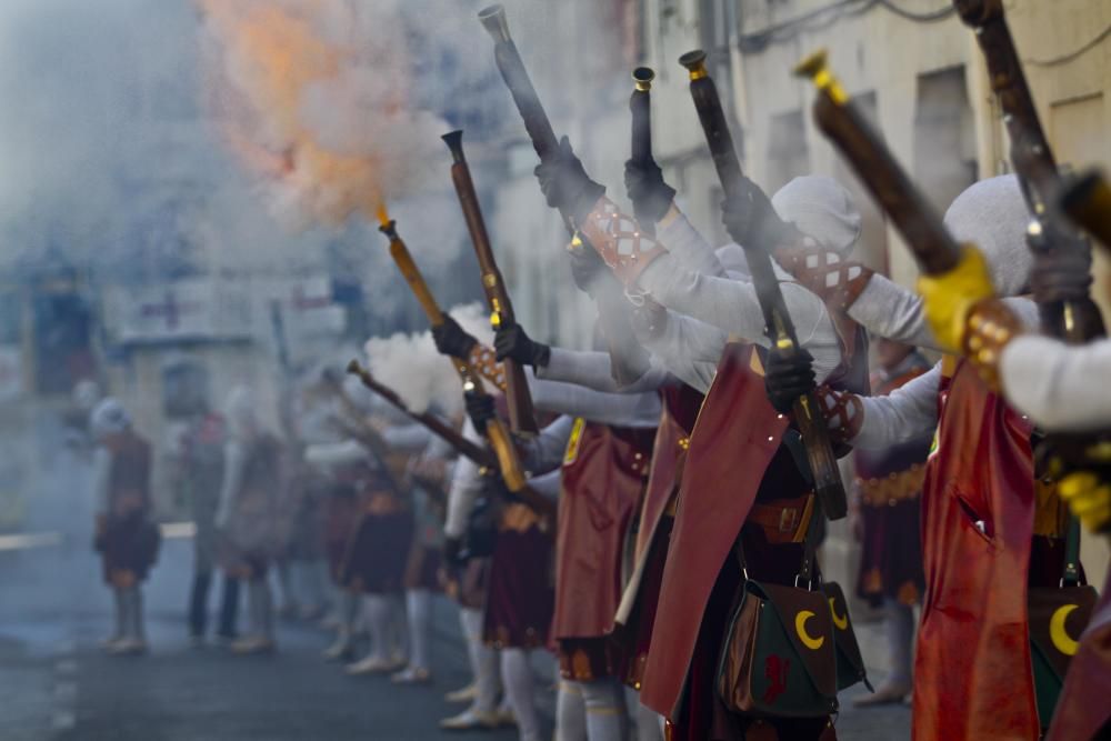 Dos espectaculares y ruidosas batallas transportan a Alcoy al lejano año de 1276