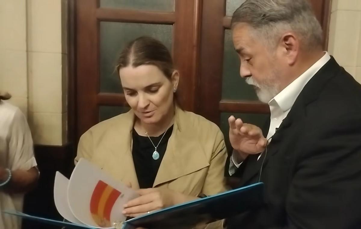 Marga Prohens reb el dossier de l’organització Adelante Reunificacionista.