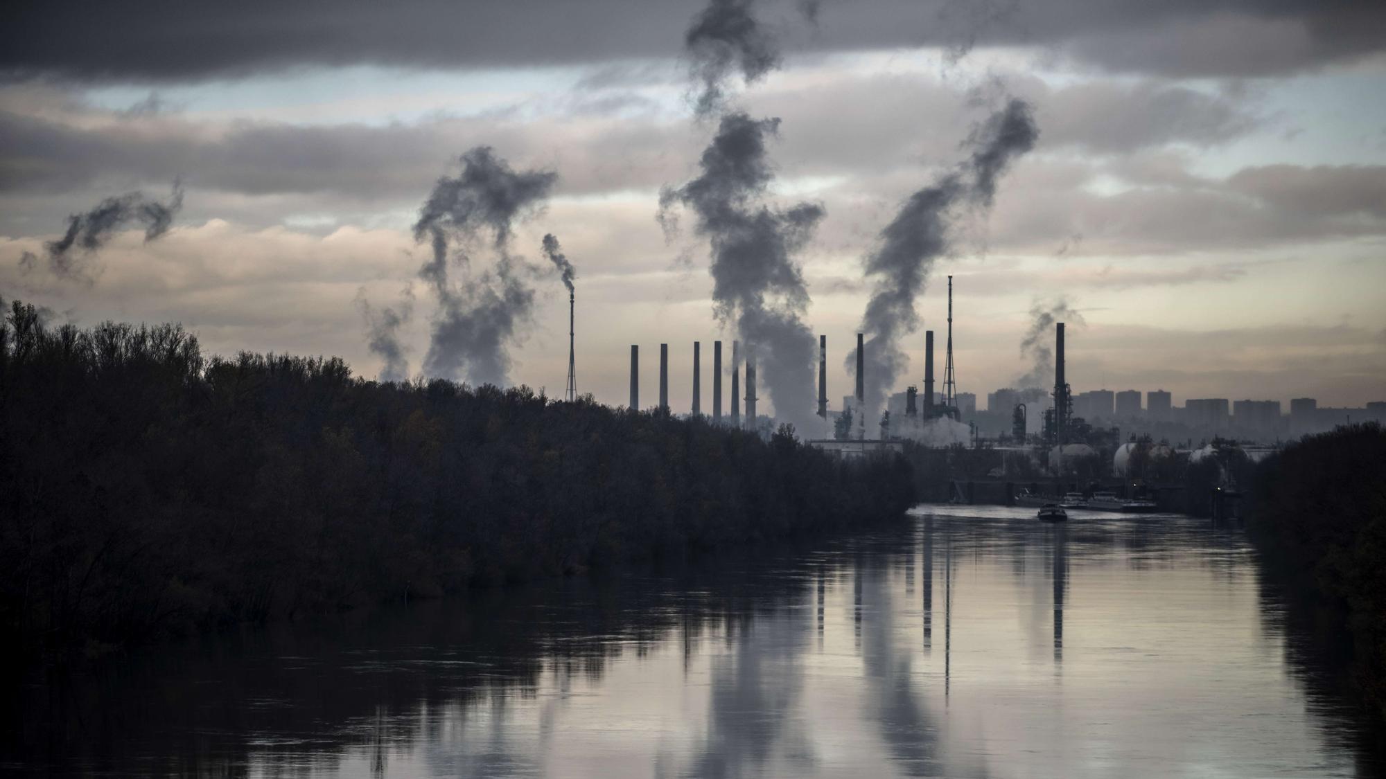 Smoke belches from an oil refinery, on November 25, 2015 at Feyzin, some 10 kilometers south of Lyon. France will be hosting the COP21, also known as &quot;Paris 2015&quot; UN climate summit, from November 30 to December 11, 2015. AFP PHOTO / JEAN-PHILIPPE KSIAZEK