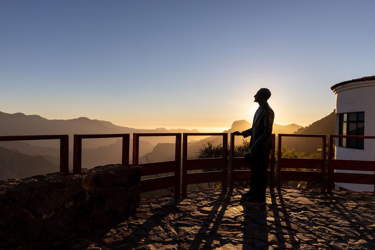 Mirador de Unamuno con la estatua al atardecer en Artenara, Gran Canaria