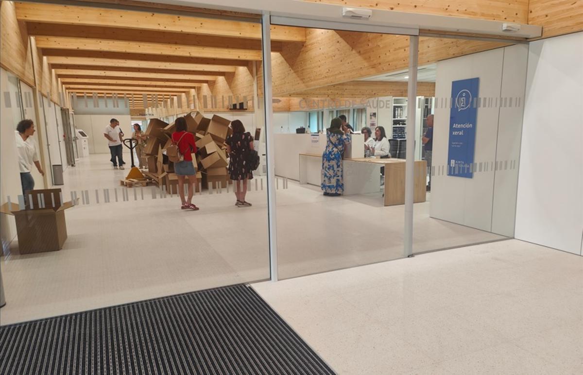 Las imágenes de la primera mañana de funcionamiento del nuevo centro de salud de Moaña
