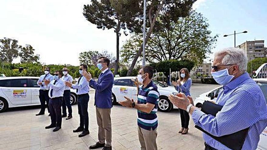 El sector, homenajeado con un aplauso colectivo en la plaza de la Cruz Roja.