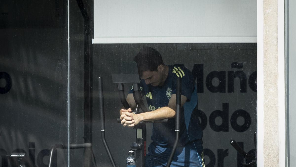 Francho, sobre la bici en el gimnasio de la Ciudad Deportiva del Real Zaragoza.