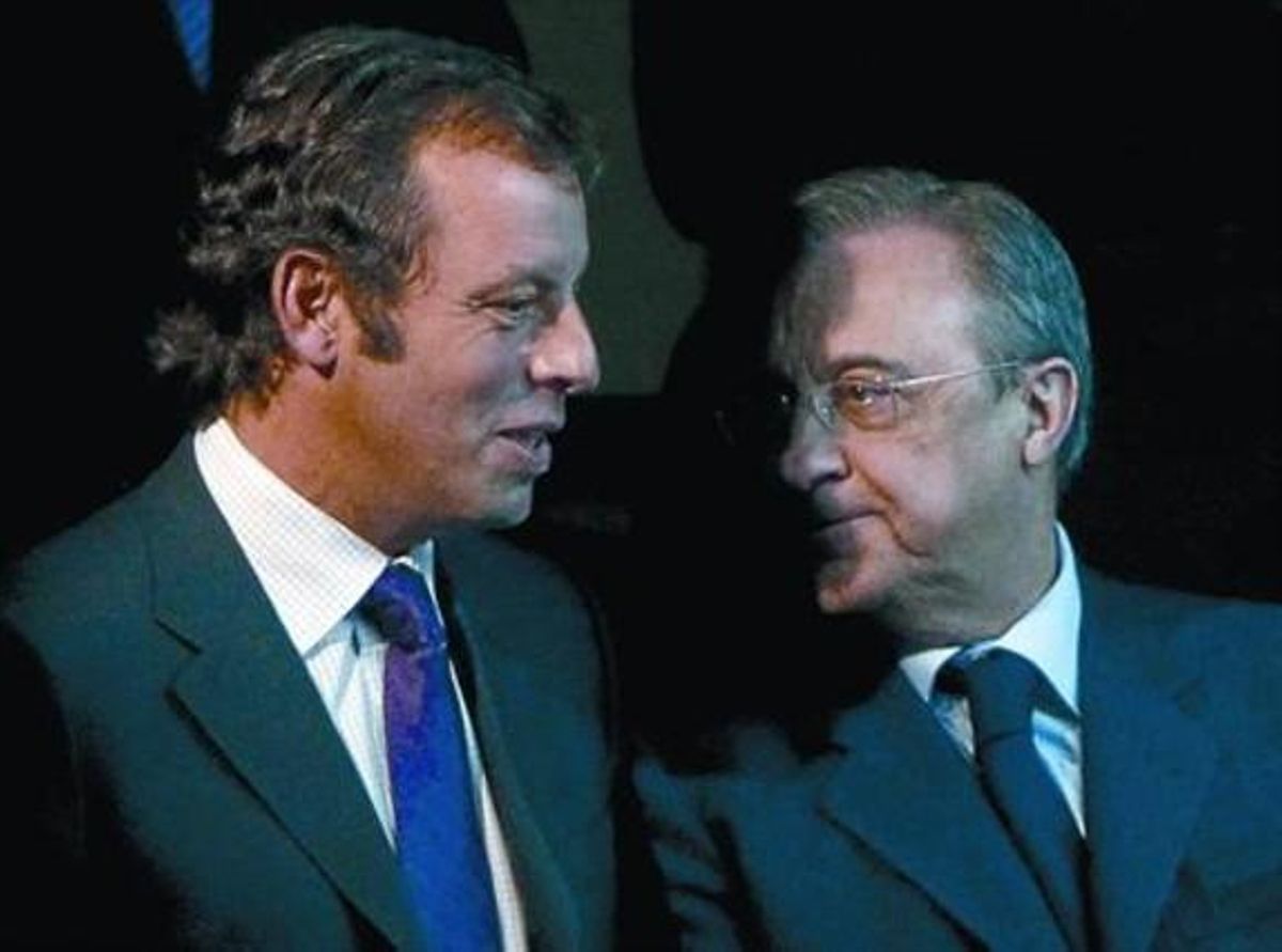 Florentino Pérez, a l’ombra del president del Barça, Sandro Rosell, a l’última Copa del Rei de bàsquet. Florentino Pérez, a l’ombra del president del Barça, Sandro Rosell, a l’última Copa del Rei de bàsquet.