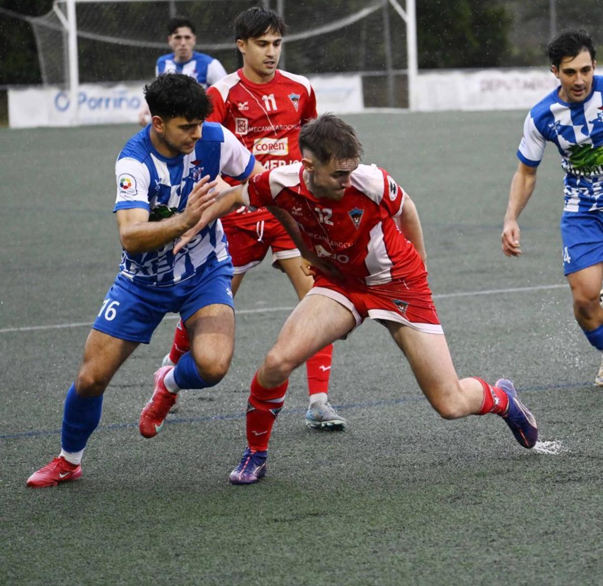 Un jugador del Areas y otro del Atios luchan por el balón. | PABLO HERNÁNDEZ GAMARRA