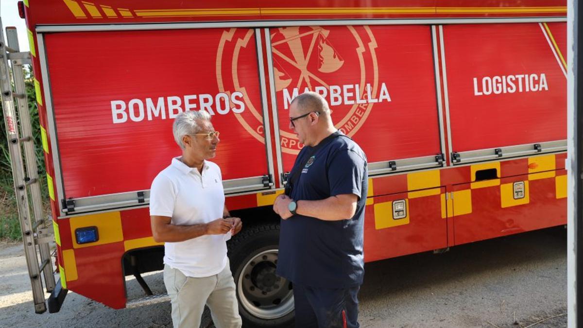 El edil de Seguridad Ciudadana, junto a un efectivo de los bomberos.
