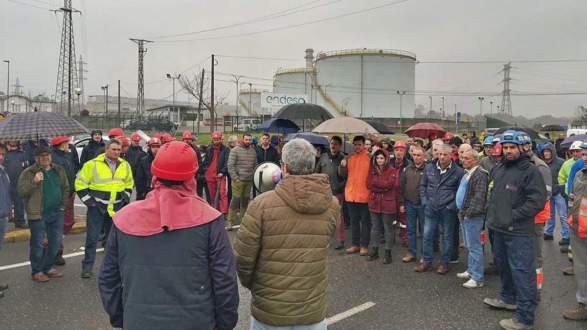 Protesta de trabajadores de As Pontes a las puertas de la central térmica a principios de año.