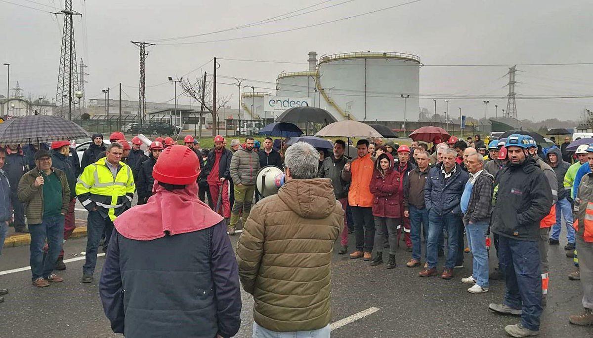 Protesta de trabajadores de As Pontes a las puertas de la central térmica a principios de año.