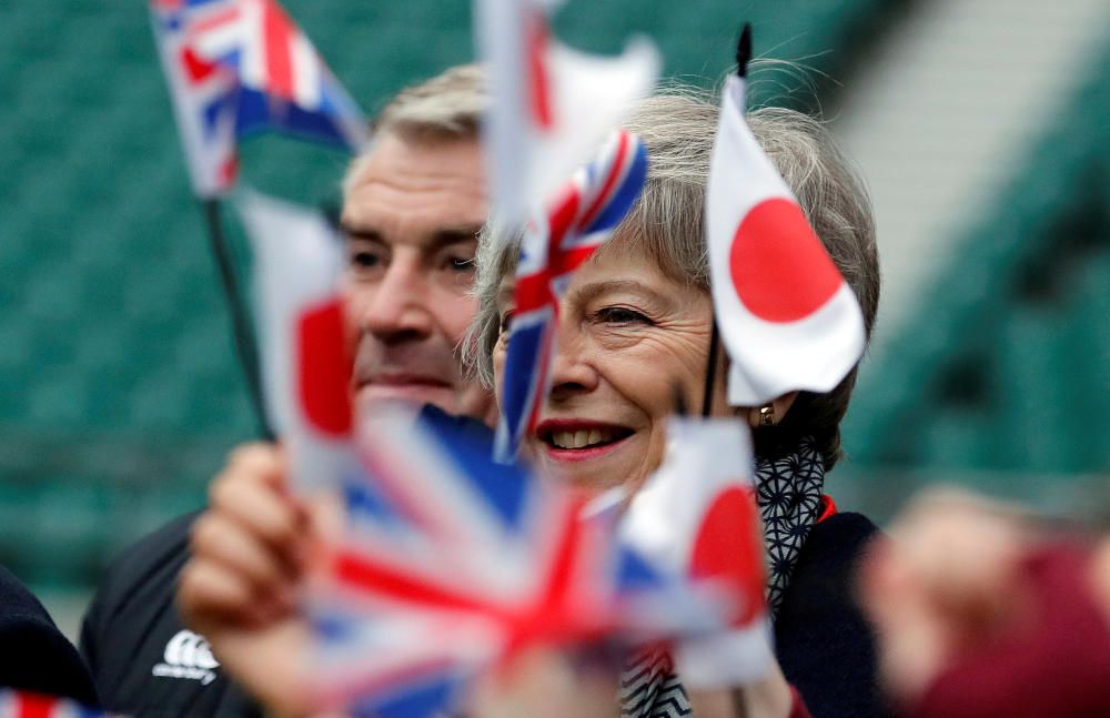 La primera ministra británica, Theresa May, y el exjugador de rugby, Jason Leonard