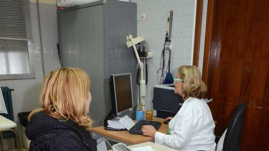 Una paciente es atendida por su médico en un centro de salud gallego.