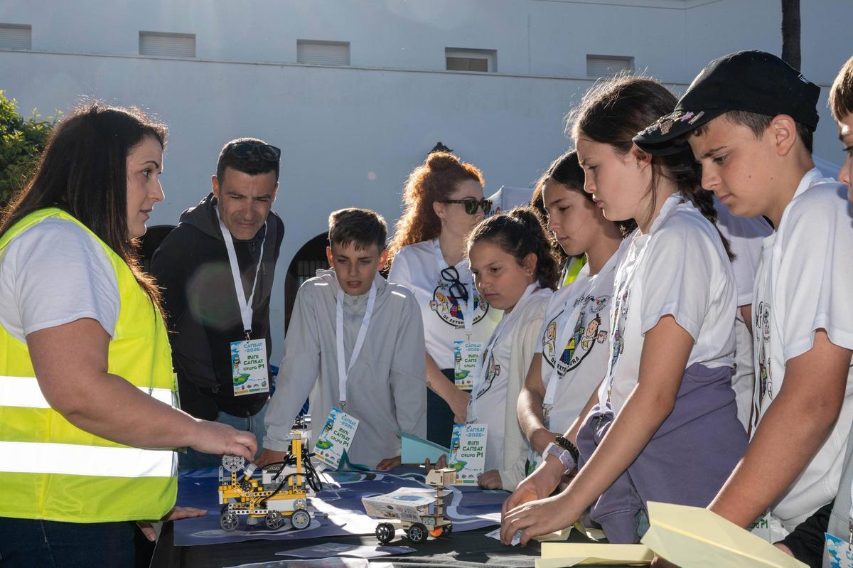 Fotogalería | Dos cohetes y 400 escolares convierten la base de Talavera la Real en un gran aula aeroespacial Fotogalería | Dos cohetes y 400 escolares convierten la base de Talavera la Real en un gran aula aeroespacial