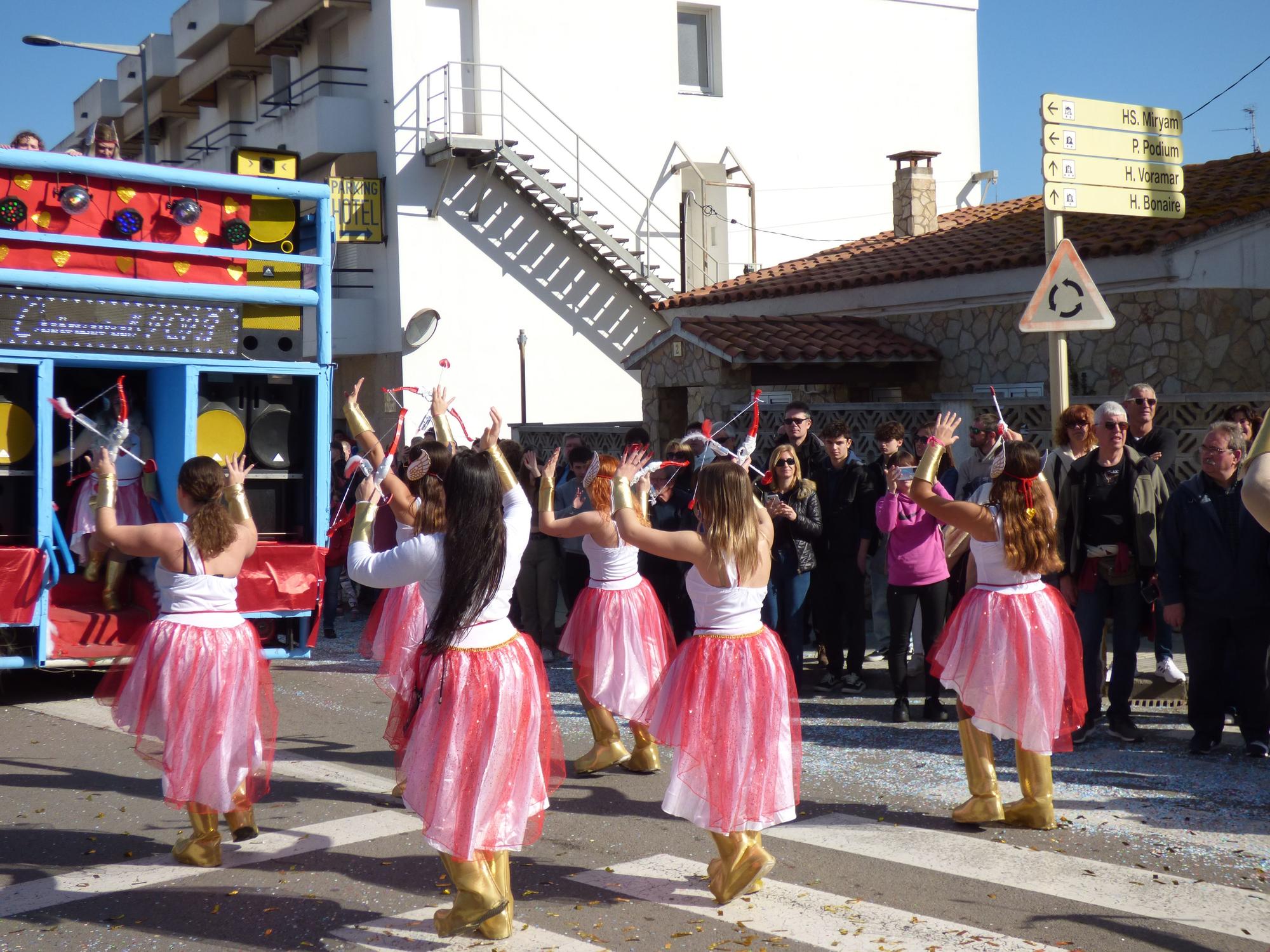 L'Escala vibra amb una rua de carnaval carregada d'imaginació