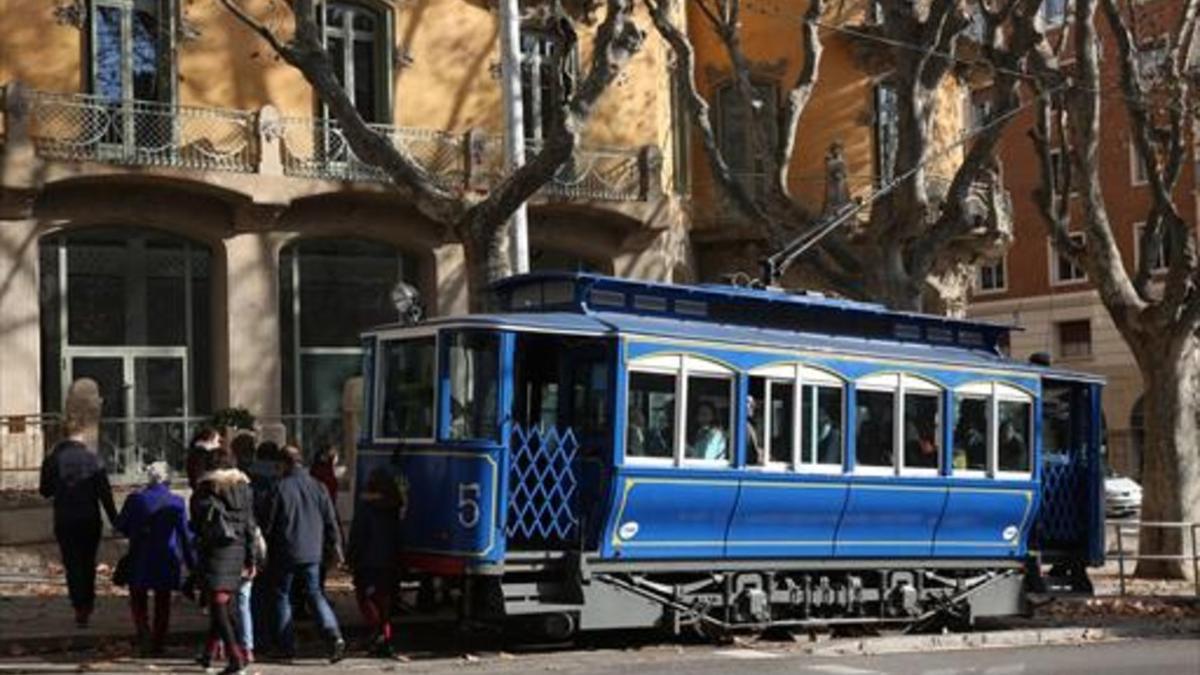 El Tramvia Blau, en la plaza de Kennedy, ante el edificio de la Rotonda.