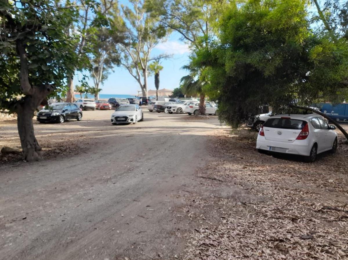 Los vecinos se oponen a que el parking acoja el suministro del restaurante.