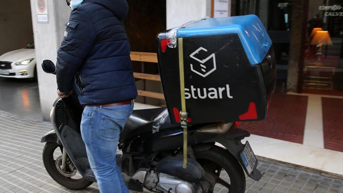 Un repartidor de Stuart, durante un servicio en la ciudad de Barcelona.