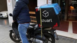 Un repartidor de Stuart, durante un servicio en la ciudad de Barcelona.