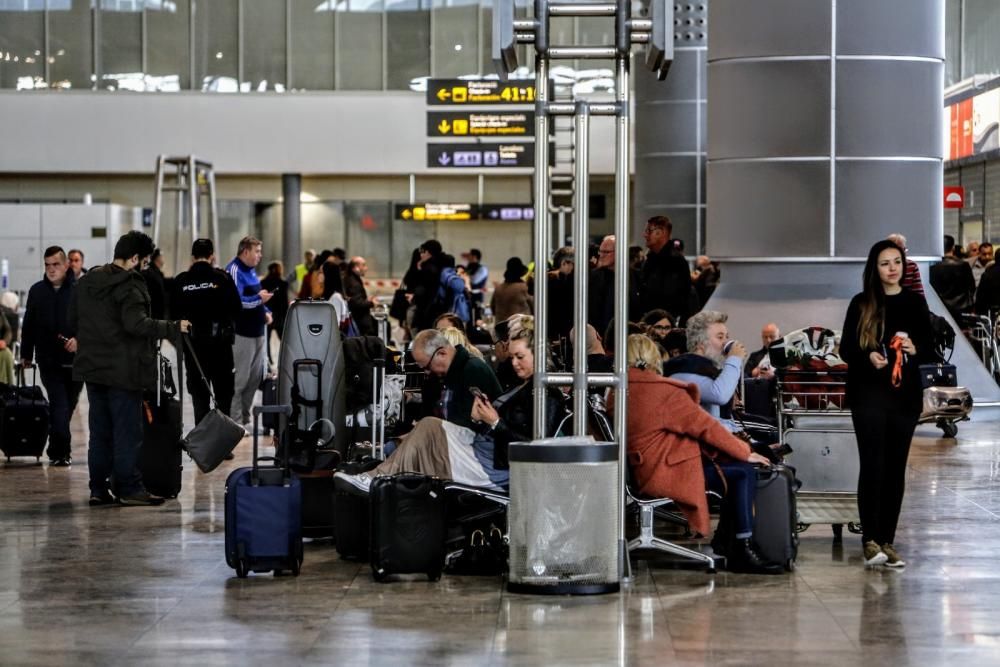 El temporal obliga a cerrar el tráfico aéreo en el aeropuerto de Alicante-Elche