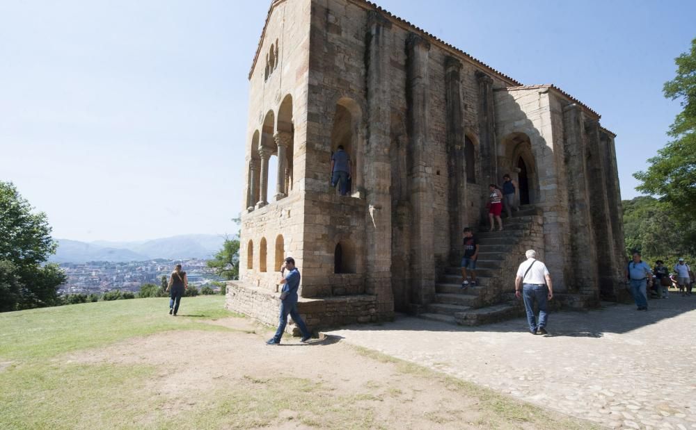 Turistas en Santa María del Naranco