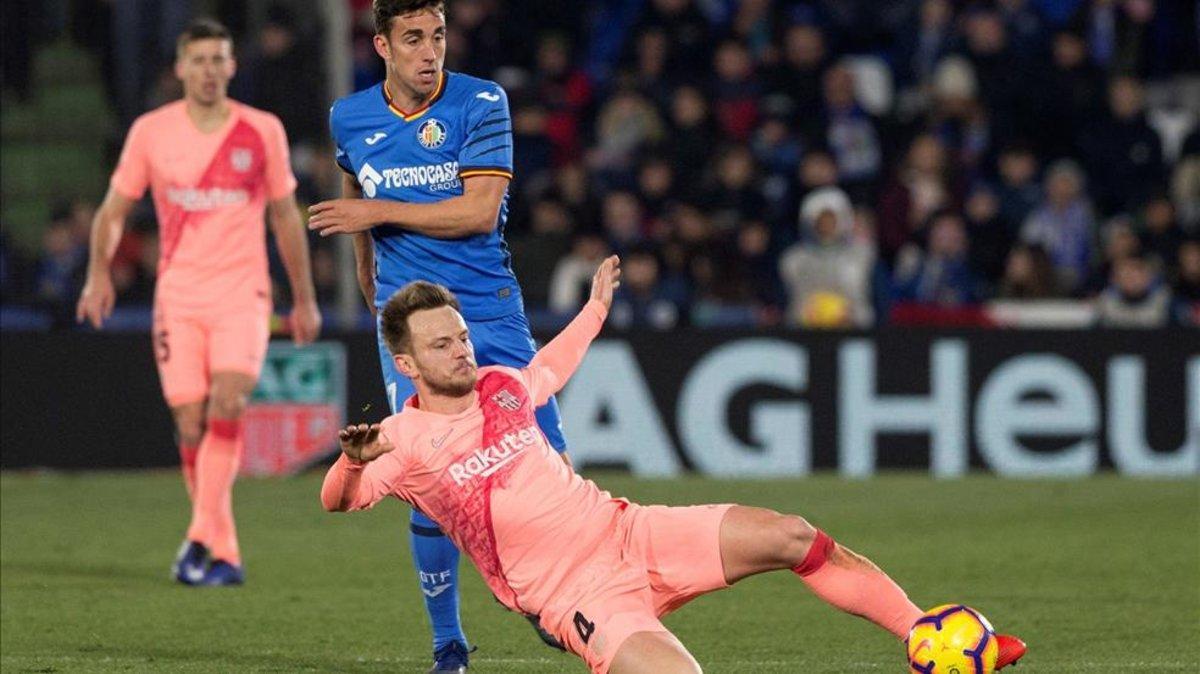 Ivan Rakitic va al suelo para antiparse a Jaime Mata