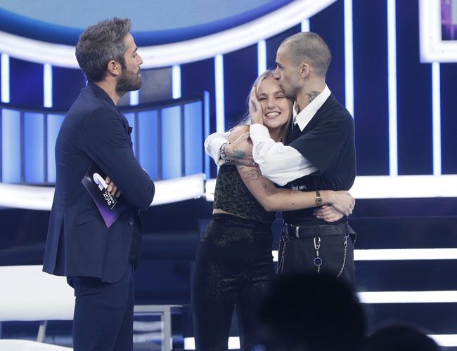 Roberto Leal, María y su novio, Pablo durante la gala 10 de Operación Triunfo