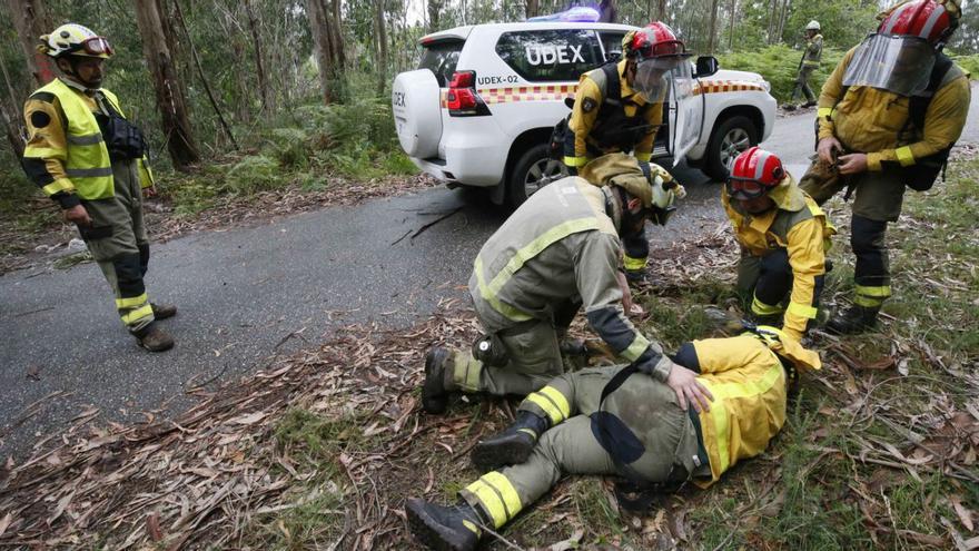 Un bombero resulta herido en el monte y en el simulacro debe ser evacuado.