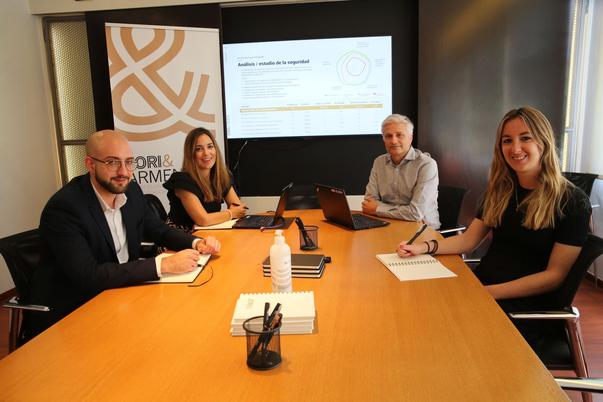 El equipo que trabaja en Jori&amp;Tech, dentro de la correduría Jori&amp;Armengol, con Marc Jori al fondo a la derecha