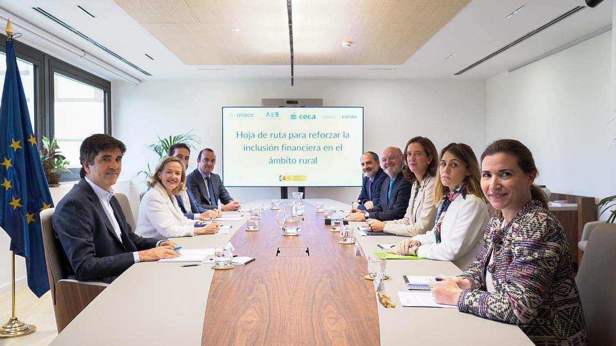 La vicepresidenta Nadia Calviño con los representantes de AEB, CECA y UNACC en una reunión hace unos meses. /