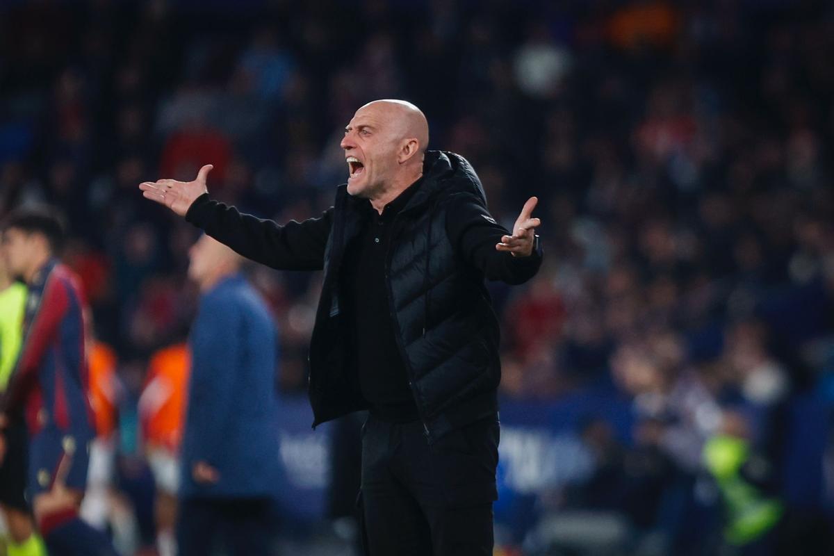 Julián Calero da voces a los suyos durante el Levante - Athletic